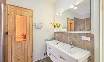 Bad mit Dusche und WC