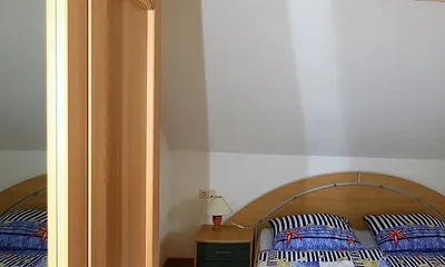 Schlafzimmer mit großen Spiegelschrank