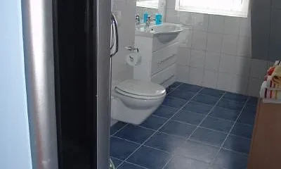 großes Badezimmer mit Wellnessdusche