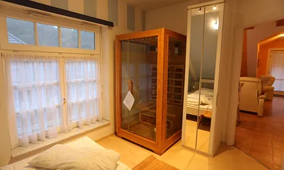 großes Wohnzimmer mit Ledermöbeln und  Küchenzeile