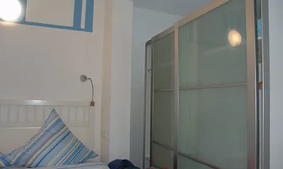 das Schlafzzimmer ist abgetrennt durch den Kleiderschrank zum Wohn-Eßbereich