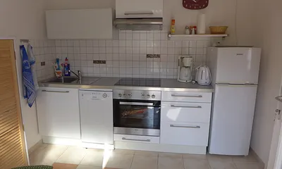 die Küche, Sie können die Landhaustür zur Terrasse weit öffnen