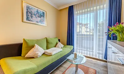 Wohnzimmer mit Zugang zum frz. Balkon