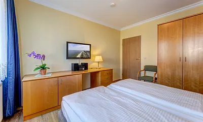 Schlafzimmer mit Boxspringbett, Kleiderschrank