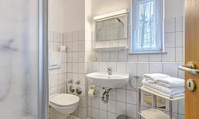 Bad mit Dusche/WC, Fön