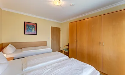 Schlafzimmer mit Kleiderschlank