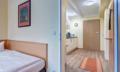 Schlafzimmer mit Blick in die Küche