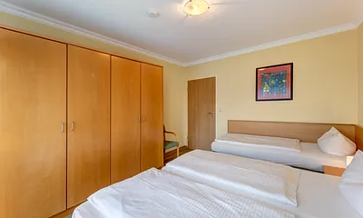 Schlafzimmer mit Doppel- und Einzelbett