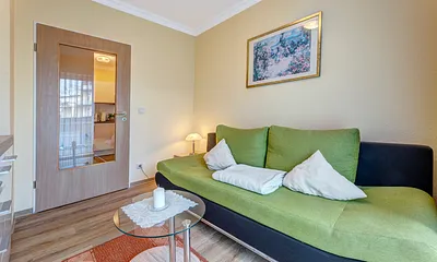 Wohnzimmer mit Flat-TV