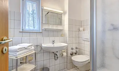 Badezimmer mit Dusche/WC und Fön