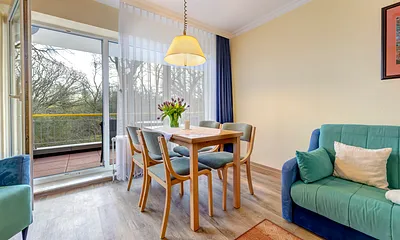 Esstisch und Zugang auf den Balkon (Südseite)