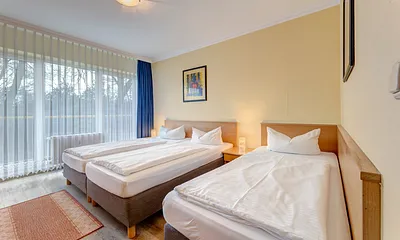 Schlafzimmer mit Doppel- und Einzelbett