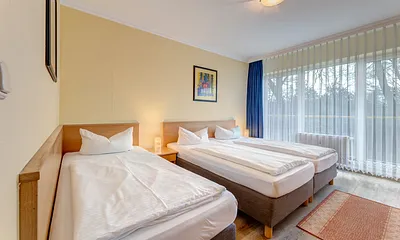 Schlafzimmer mit Doppel- und Einzelbett