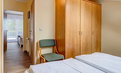 Bad mit Dusche/WC, Waschbecken, Föhn, Fenster