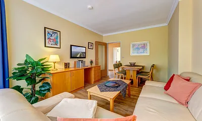 Wohnzimmer mit Flat-TV