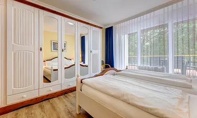 geräumiger Kleiderschrank