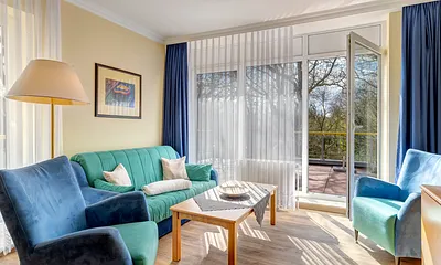 Wohnzimmer mit Zugang zur Dachterrasse