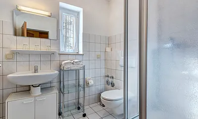 Bad mit Dusche und WC, Fön