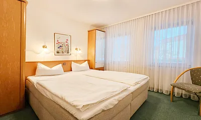 Schlafzimmer mit Doppelbett und Kleiderschränken