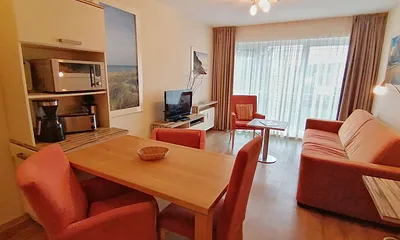 die Küchenzeile mit Essplatz im Wohnzimmer