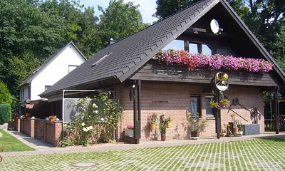 Hausansicht von den Parkplätzen