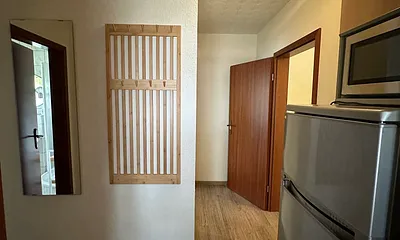 Flur von Küche zum Wohnzimmer links