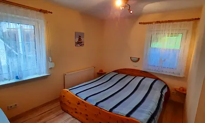 Schlafzimmer mit großes Doppelbett und Einzelbett