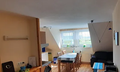 Voll ausgestattete Küche mit Kühlschrank & Kühlfach, Backofen, Ceranfeld, Mikrowelle, Kaffeemaschine, Toaster und Wasserkocher.