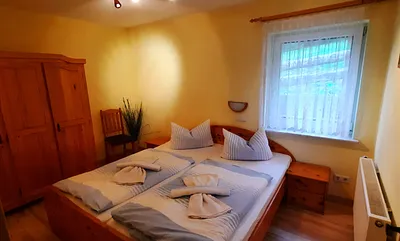 Schlafzimmer mit großes Doppelbett