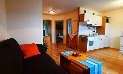 Blick vom Wohnbereich, links Schlafzimmer, Mitte Schlafzimmer, rechts Badzimmer