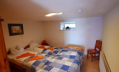 Das zweite Schlafzimmer ist mit drei Einzelbetten und einen Kleiderschrank ausgestattet.