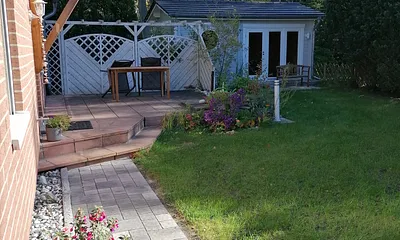 Rückseite mit Wohlfühlbereich und Aussensauna (Süd-West Ausrichtung - sichtgeschützt)