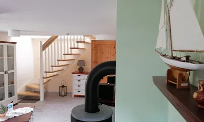 Wohnzimmer mit Zugang zum Dachgeschoss