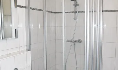 Hochwertiges Bad mit Dusche
