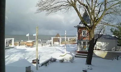 Blick vom Balkon auf die Seebrücke und die Ostsee
