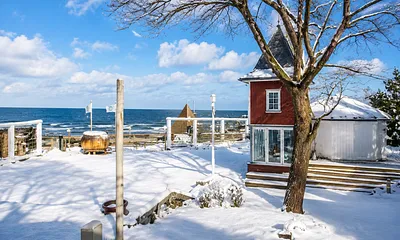 Blick vom Balkon auf die Seebrücke und die Ostsee im Winter