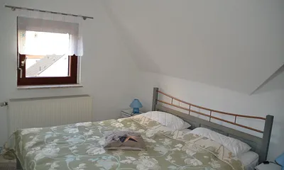 Schlafzimmer mit Doppelbett