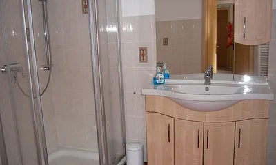 Bad mit Dusche- Deckenhöhe 2 m