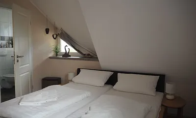 Sanfte Farben im Schlafraum und Gemütlichkeit durch die Schrägen - einfach schön