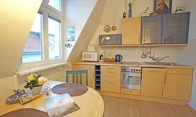 Essplatz und Küchenzeile am Wohnbereich