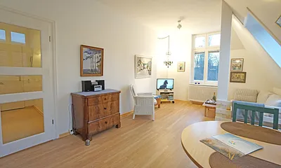 Tür zum Flur, Bad und Schlafen und Wohnzimmer