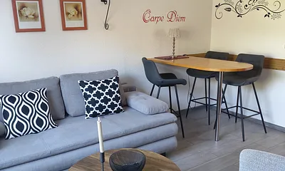 kleine Essecke im Wohnzimmer  