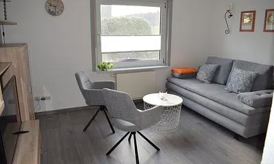 Gemütliches Wohnzimmer mit Blick auf die Terasse