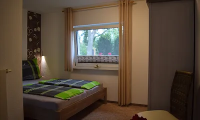 Schlafzimmer mit Doppelbett