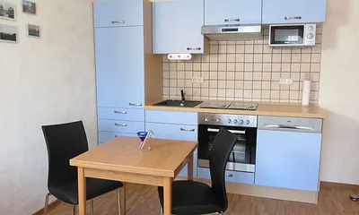 Ausstattung der Küche: Geschirrspüler, Herd mit Backofen, Kühlschrank mit Gefrierfach, Mikrowelle