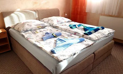 Das große Schlafzimmer bietet zusätzlich Platz für ein Luft- oder Kinderbett.