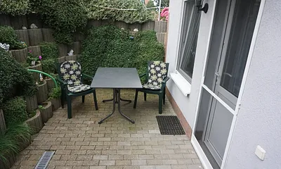 Die Terrasse ist von Pflanzen umgeben