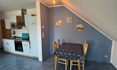 gut ausgestattete EBK mit Essbereich