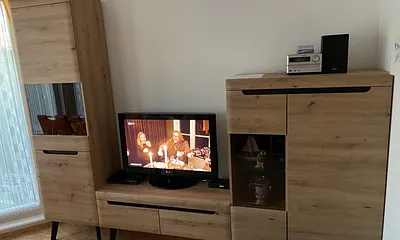 Wohnwand mit LED-TV und DAB-Radioanlage