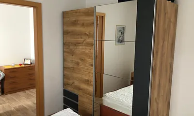 Schlafzimmer mit großzügigem Schrank und Durchgang zum 2. Schlafzimmer